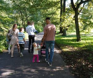 tłumy spokojnie spacerujących spacerowiczów w Pszczynie ZDJĘCIA