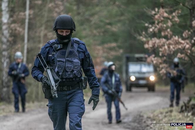 Policjanci w akcji! W użyciu helikopter, sprzęt noktowizyjny i termowizyjny oraz nawigacja