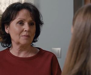 M jak miłość, odcinek 1883. Marysia (Małgorzata Pieńkowska), Sara (Nadia Skrzypek)