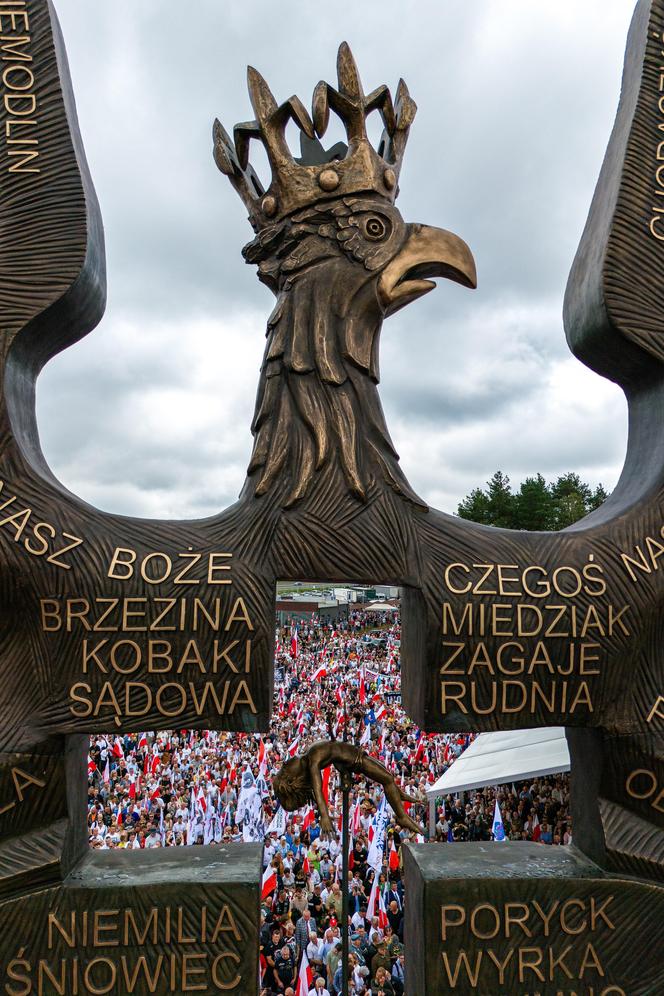 Tłumy z całej Polski na Podkarpaciu. W niedzielę odsłonięto kontrowersyjny pomnik