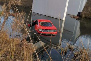 Szok w Dąbrowie Górniczej. Czerwony Ford Mustang wypadł z drogi i wylądował w rowie z wodą. A taki był ładny, amerykański