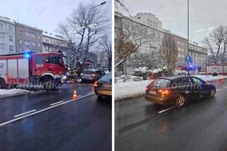 Kolizja z udziałem dwóch samochodów w centrum Krakowa. Na miejsu pojawiły się służby ratunkowe
