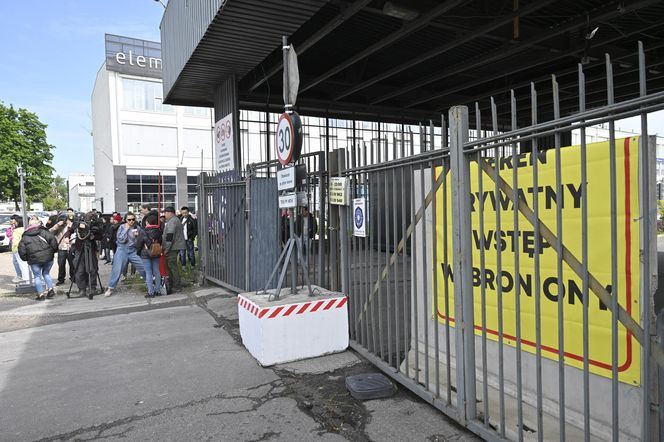 Komornicy na Modlińskiej. Nerwowe starcie przy hali na Białołęce. Ostry konflikt kupców z zarządcą hali