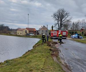 Kierowca musiał się ratować z tonącego auta