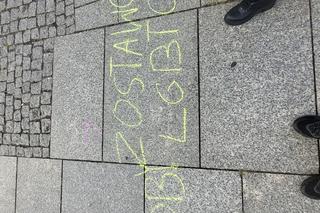 17-letnia Malwina namalowała kredą hasła o pedofilii. Do akcji wkroczyła policja