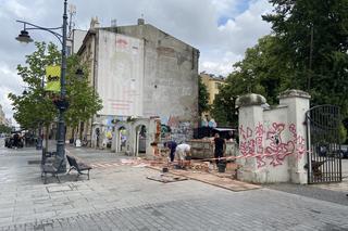 Znika mur na OFF Piotrkowskiej w Łodzi