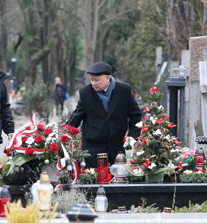 Prezes zawiózł choinkę na grób mamy