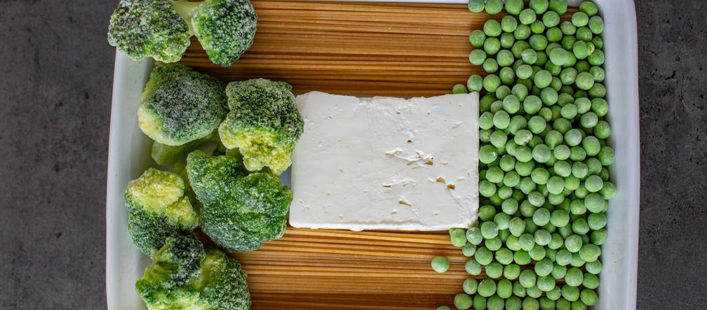Spaghetti z pieczoną fetą, brokułami i groszkiem - składniki