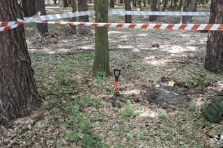 Niebezpieczne znalezisko w starachowickich lasach: Poszukiwacze odkryli skład amunicji z II wojny światowej