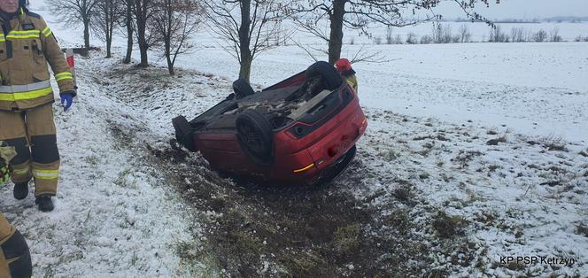 Wypadek pod Korszami. Osobówka i ciężarówka wpadły do rowu [ZDJĘCIA]