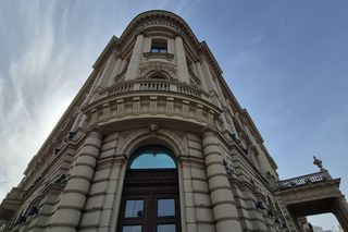 Ten gmach w Lublinie wniesiono w 1900 roku. Dziś znajduje się tu 4-gwiazdkowy Grand Hotel