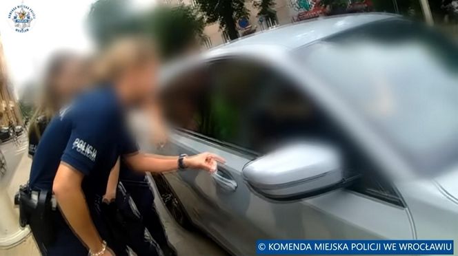 Wrocław. Policjanci rozbili szybę i siłą wyciągnęli 45-latkę z BMW. Nie chciała wysiąść [ZDJĘCIA].