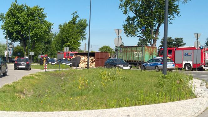 Łódź: Spore utrudnienia po wypadku na Okólnej. Z przewróconego TIRA wysypał się ładunek