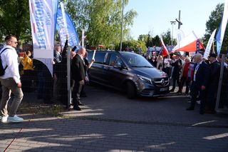 Rafał Trzaskowski  otoczony dziennikarzami przed debatą Super Expressu