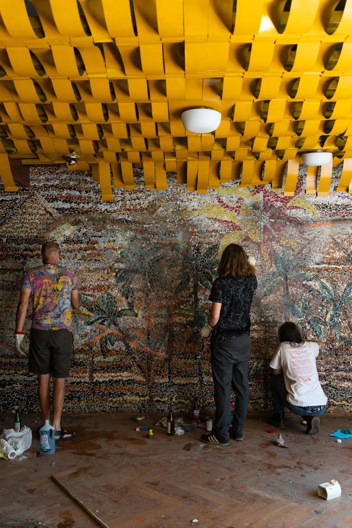 Czyszczenie mozaiki w Kiekrzu z bazgrołów