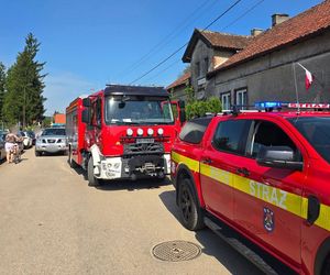Strażacy nie mogli dojechać do tonącego dziecka. Kierowcy zablokowali drogę w Pluskach