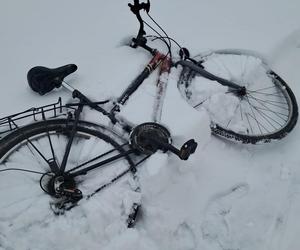 Lubelskie: Rowerzysta jechał „wężykiem” po zaśnieżonej ulicy. To nie warunki drogowe były przyczyną jego niestabilnej jazdy