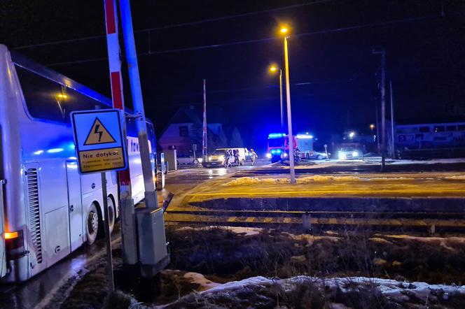 Autokar z dziećmi utknął na przejeździe kolejowym! Podróżni przeżyli koszmar