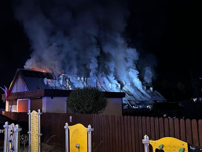 Radunica. Pożar budynku wielorodzinnego. 7 rodzin straciło dobytek życia i dach nad głową [ZDJĘCIA]