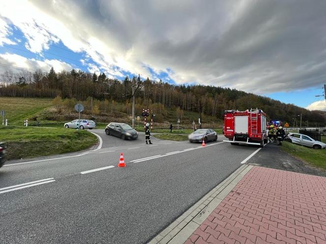 Barcice. Skoda zderzyła się z pociągiem. Kierowca osobówki miał ogromne szczęście