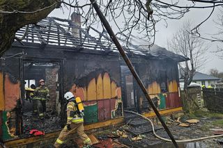 Pożar drewnianego domu. Jedna osoba została ranna