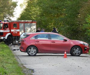 Śmierć na drodze pod Pułtuskiem. Zderzyli się czołowo, jeden z kierowców wypadł z auta