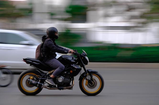 Ciechanów. Zrobil sobie wyścig samochód vs. motocykl! Ten drugi pędził prawie 200 km/h!