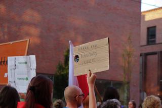 Torunianie protestują przeciwko przegłosowaniu Lex TVN