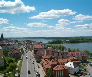  Ełk. Tłumy turystow odwiedzają to miasto. Jest największym na Mazurach