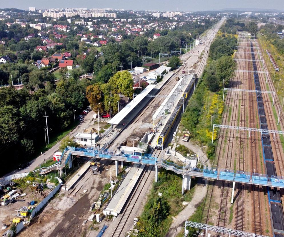 Widok z lotu ptaka na stację kolejową Kraków Bieżanów