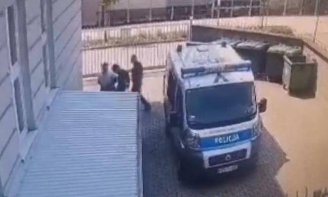 Pobił policjantów i zbiegł z konwoju w PIasecznie. To jego ściga policja