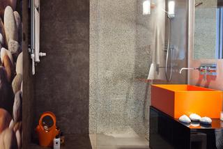 Pomaranczowy sufit w pomarańczowej łazience