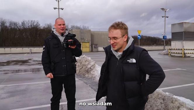 Montażysta Darek podczas odbierania samochodu od Buddy