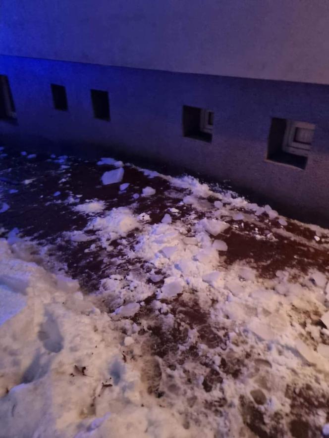 Wypadek w Częstochowie. Lód spadł na ojca i dziecko