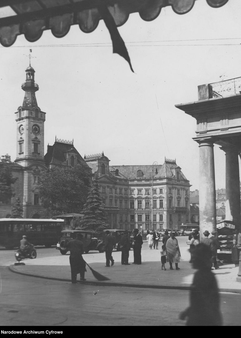 Archiwalne zdjęcia Placu Teatralnego i Pałacu Jabłonowskich