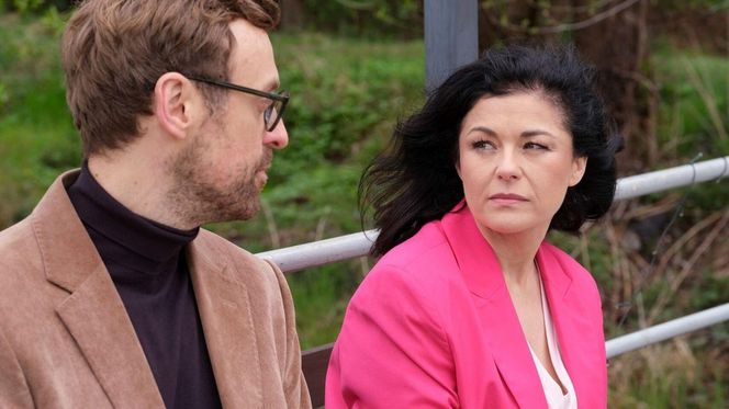 M jak miłość odc. 1872 po wakacjach. Kinga (Katarzyna Cichopek), Dariusz Hoffman (Mateusz Rusin)