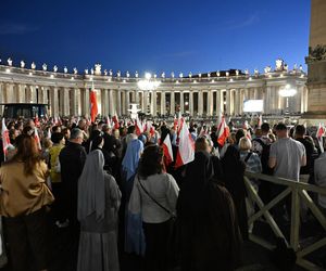 Zło dobrem zwyciężaj. Setki osób czuwały w Watykanie w rocznicę wyboru Jana Pawła II