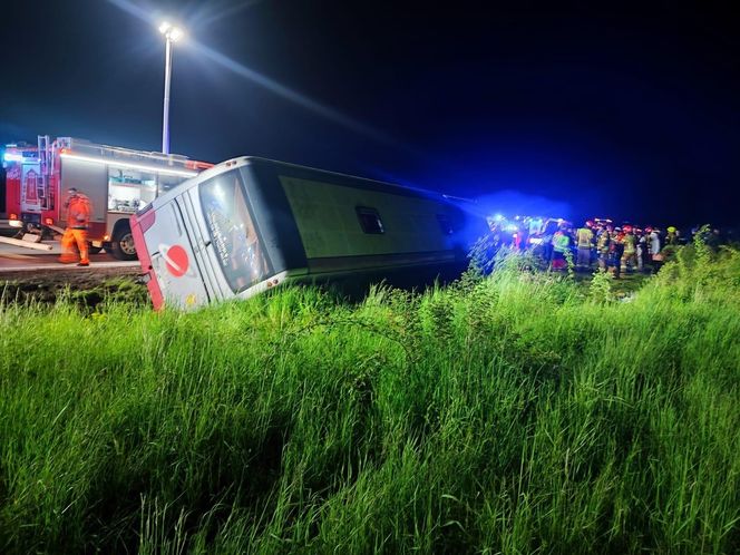 Wypadek autokaru wojskowego na autostradzie A4. Wielka akcja służb ratunkowych [ZDJĘCIA]