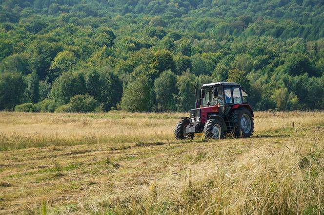 Nietrzeźwy kierował traktorem i demolował posesje sąsiada