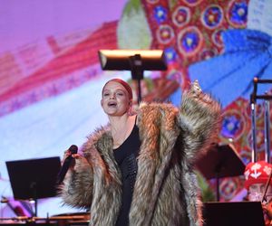 Steczkowska w czerwieni i Margaret w futrze. Tak gwiazdy wystroiły się na koncert 11 listopada [GALERIA]