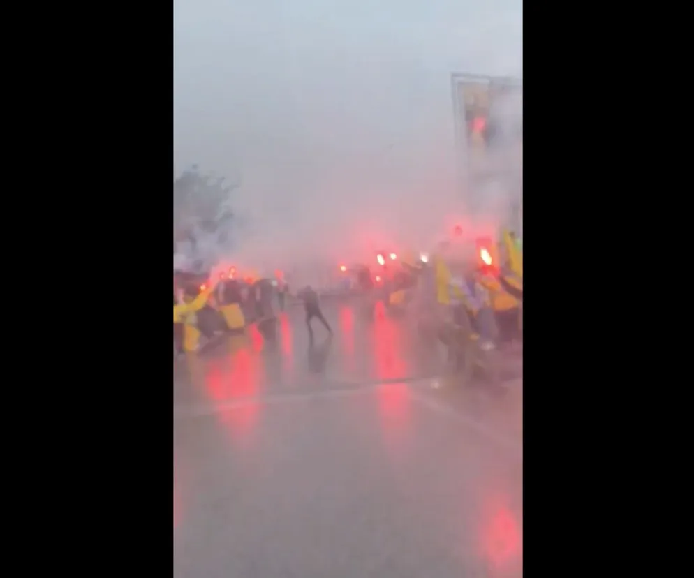 Poruszające obrazki z Kielc. Tłum zebrał się na ulicy, było mnóstwo dymu i głośne krzyki