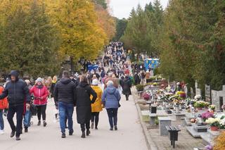 Tłumy na cmentarzu przy ul. Poprzecznej. Olsztynianie odwiedzają groby najbliższych