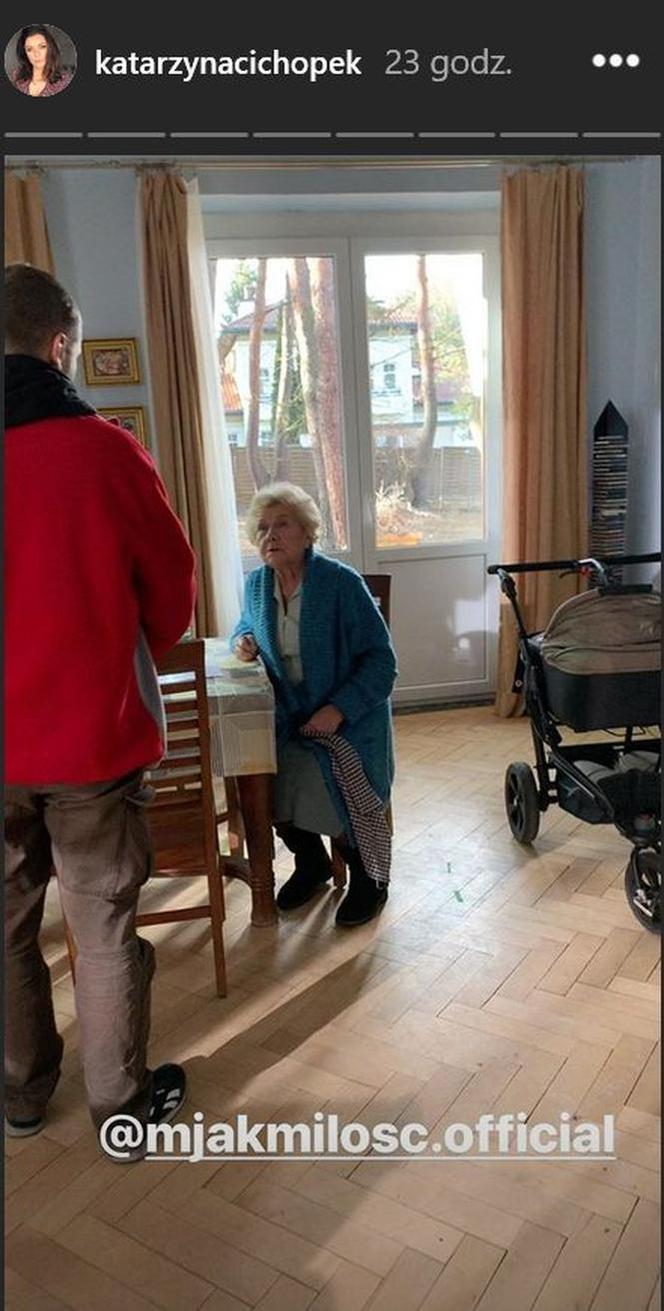 M jak miłość. Teresa Lipowska (Barbara Mostowiak) na planie w domu na Deszczowej