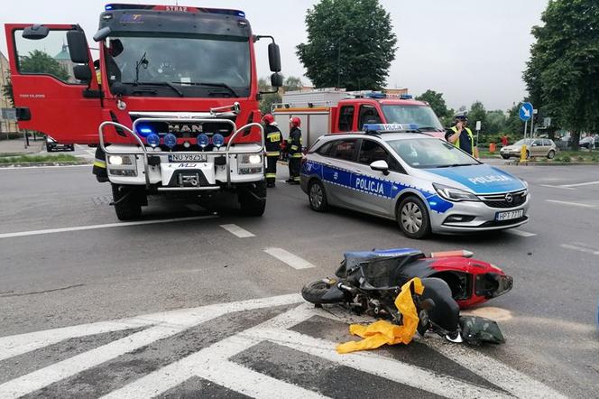 19-letni motorowerzysta doprowadził do zderzenia z osobówką na skrzyżowaniu. O mało nie przepłacił tego życiem