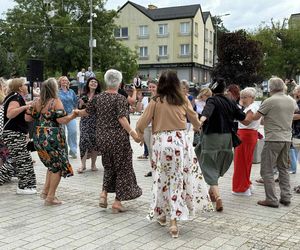 Starachowickie potańcówki na Rynku. Międzypokoleniowa zabawa pełna radości! Zobacz niezapomniane zdjęcia