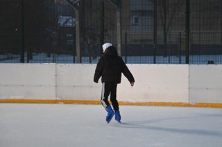 Miłośnicy łyżew wyjechali na lód! W Świdniku ruszyło lodowisko