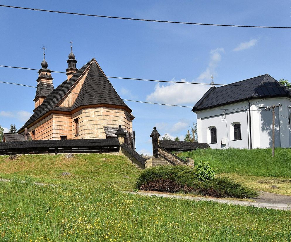 To jedna z najpiękniejszych małopolskich wsi. Kiedyś należała do biskupa