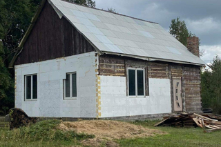 18-letni Zbyszek rzucił szkołę, by zbudować dom dla rodziny