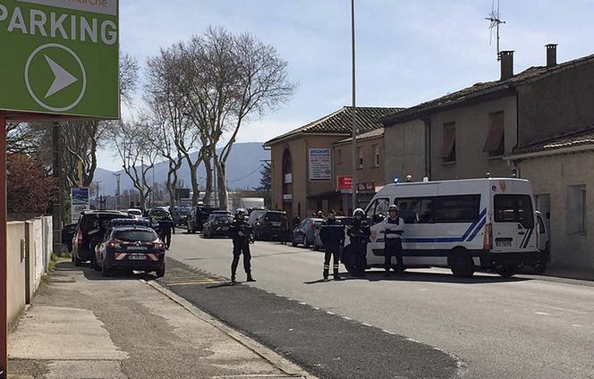 Francja zakładnicy supermarket Trebes strzały