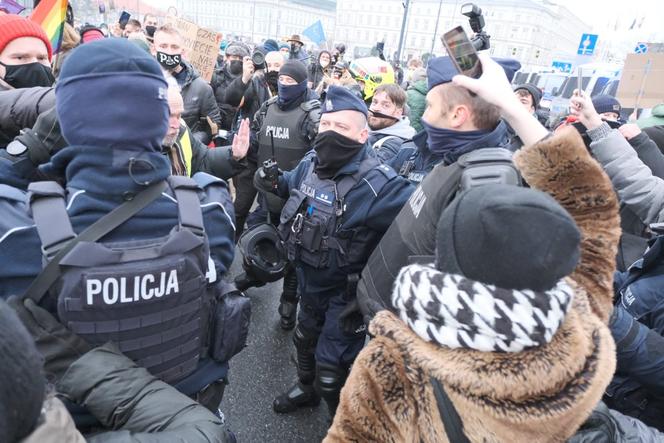 Starcie policji z uczestnikami protestu